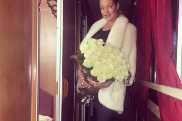 Анастасия Волочкова отметила день рождения друга в купе поезда