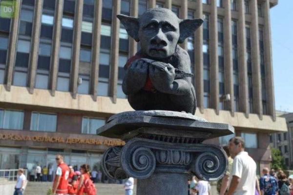 В Запорожье возвели памятник Сергею Лаврову В Запорожье возвели памятник Сергею Лаврову