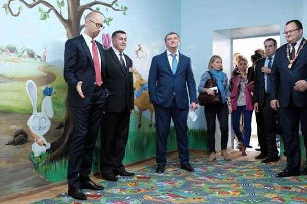 Сеть взорвало фото Арсения Яценюка на фоне кролика