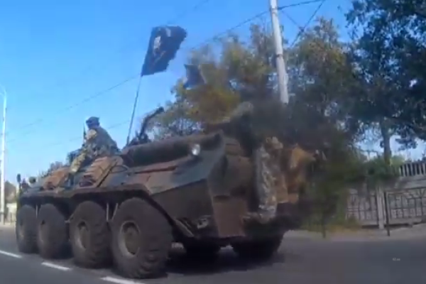 Лихие боевики на БТР с пиратским флагом заблокировали движение в Донецке Лихие боевики на БТР с пиратским флагом заблокировали движение в Донецке