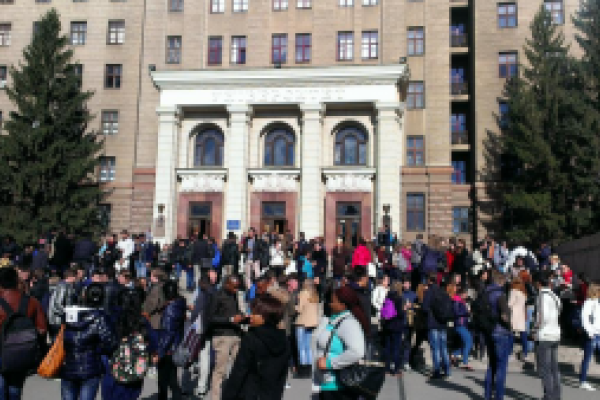 В Харькове студентов ХНУ срочно эвакуировали из-за угрозы взрыва В Харькове студентов ХНУ срочно эвакуировали из-за угрозы взрыва