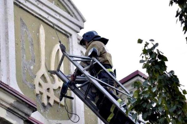 Власти "ДНР" приказали уничтожить всю украинскую символику на зданиях Донецка Власти "ДНР" приказали уничтожить всю украинскую символику на зданиях Донецка