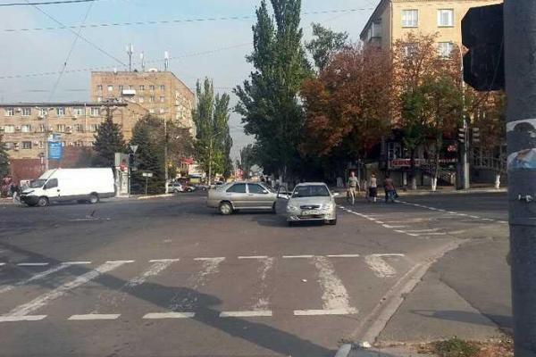 Несчастливый перекресток: в центре Мариуполя произошло сразу две аварии, пострадали пять автомобилей Несчастливый перекресток: в центре Мариуполя произошло сразу две аварии, пострадали пять автомобилей