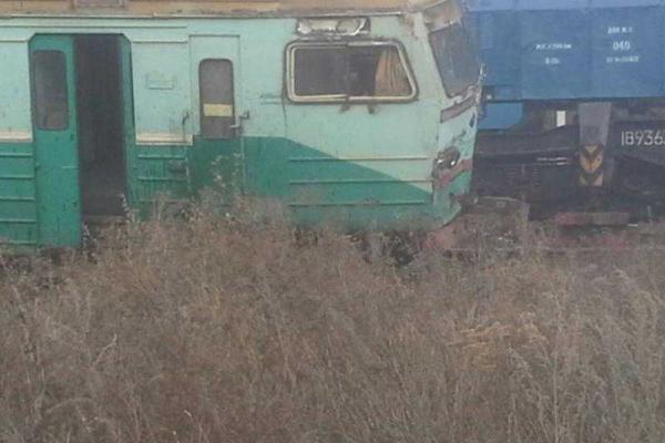 ЧП на железной дороге: в "ДНР" поезд сбил авто и сошел с рельсов