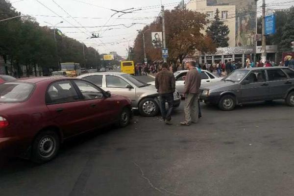 Несчастливый перекресток: в центре Мариуполя произошло сразу две аварии, пострадали пять автомобилей Несчастливый перекресток: в центре Мариуполя произошло сразу две аварии, пострадали пять автомобилей