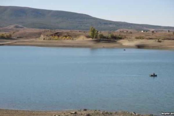 Одно из крупнейших водохранилищ Крыма продолжает стремительно мельчать