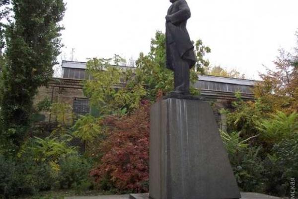 В Одессе умельцы до неузнаваемости перекроили памятник Ленину В Одессе умельцы до неузнаваемости перекроили памятник Ленину