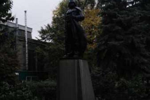 В Одессе умельцы до неузнаваемости перекроили памятник Ленину В Одессе умельцы до неузнаваемости перекроили памятник Ленину