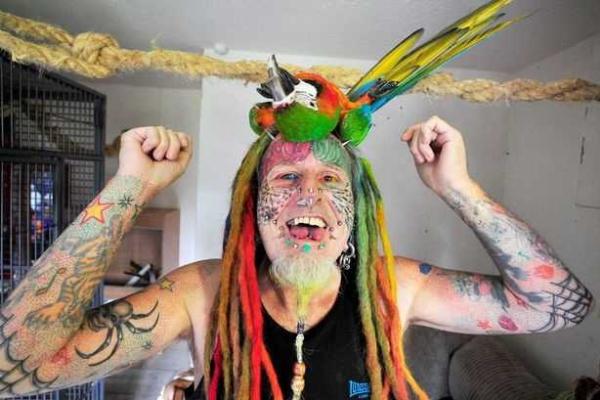 Красота - страшная сила: британец удалил себе уши, чтоб стать похожим на попугая 