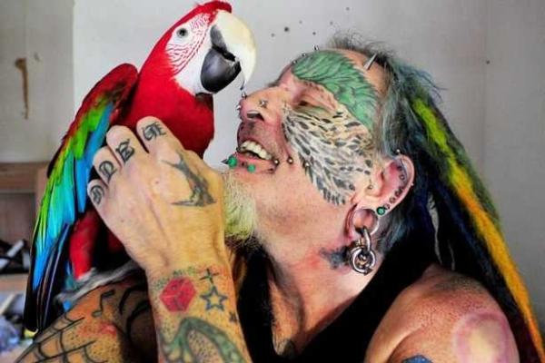 Красота - страшная сила: британец удалил себе уши, чтоб стать похожим на попугая 