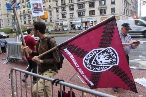 В США на антиукраинском митинге развевались флаги "ДНР" и "Новороссии". Видео В США на антиукраинском митинге развевались флаги "ДНР" и "Новороссии". Видео