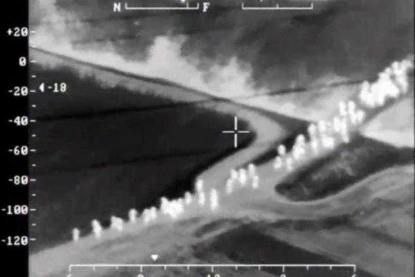 Полицейские в Словении с вертолета засняли огромный поток беженцев