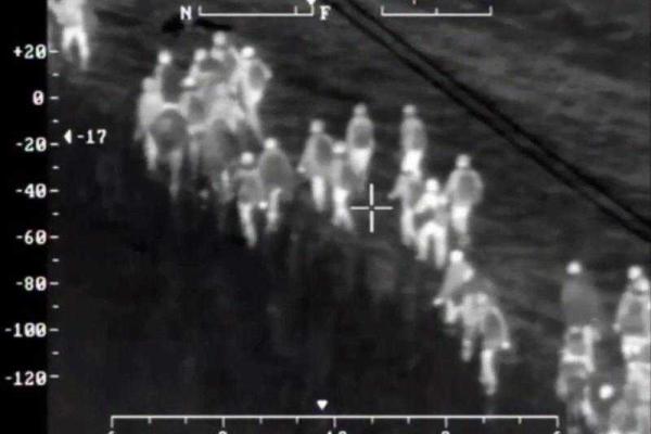 Полицейские в Словении с вертолета засняли огромный поток беженцев