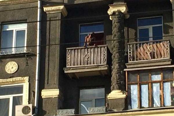 Обнаженный афроамериканец устроил "шоу" на балконе харьковского дома. Видео