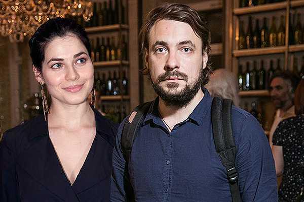 Юлия Снигирь живет с многодетным актером Цыгановым и ждет первенца