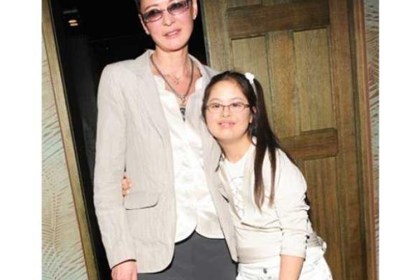 Ирина Хакамада вывела в свет взрослую солнечную дочь