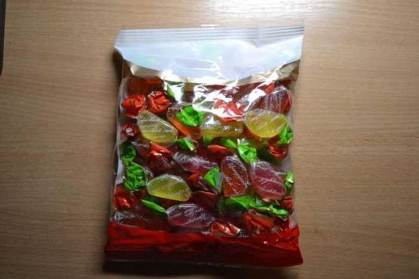 В Крыму прилавки магазинов завалены конфетами компании "Roshen" В Крыму прилавки магазинов завалены конфетами компании "Roshen"