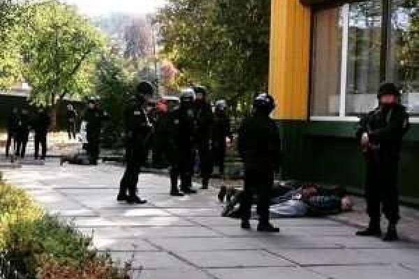 В Киеве у метро "Житомирская" при задержании рэкетиров началась перестрелка  В Киеве у метро "Житомирская" при задержании рэкетиров началась перестрелка