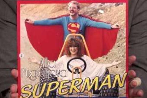 В шоу на канале NBC посмеялись над песней Аллы Пугачевой