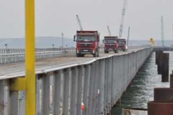 Открыто движение по временному мосту через Керченский пролив: проехали первые грузовики  Открыто движение по временному мосту через Керченский пролив: проехали первые грузовики