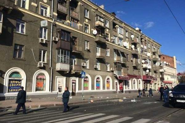 Обнаженный афроамериканец устроил "шоу" на балконе харьковского дома. Видео