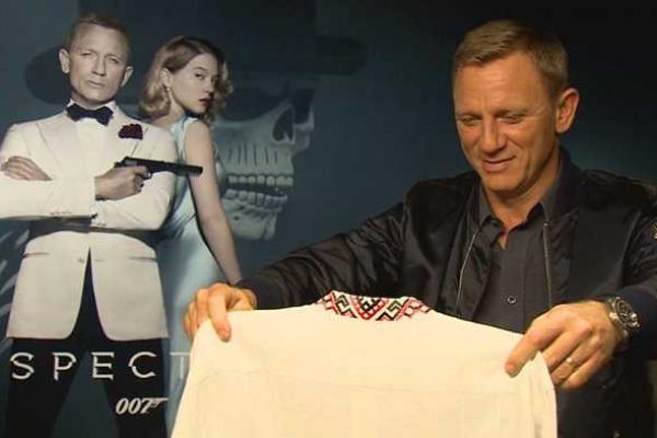 Актеру Дэниелу Крейгу подарили украинскую вышиванку