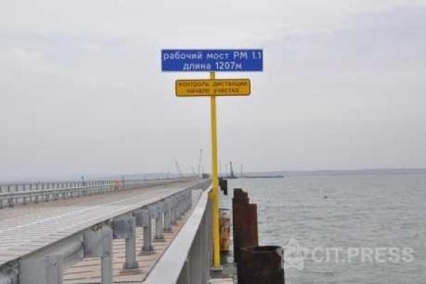 Открыто движение по временному мосту через Керченский пролив: проехали первые грузовики  Открыто движение по временному мосту через Керченский пролив: проехали первые грузовики