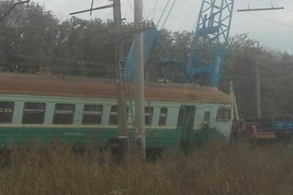 ЧП на железной дороге: в "ДНР" поезд сбил авто и сошел с рельсов