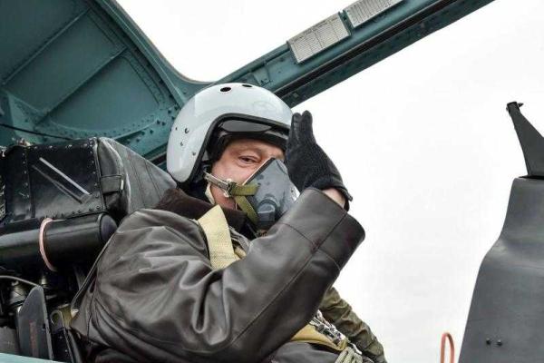Порошенко взмыл в небо над Запорожьем на новом истребителе Су-27 Порошенко взмыл в небо над Запорожьем на новом истребителе Су-27