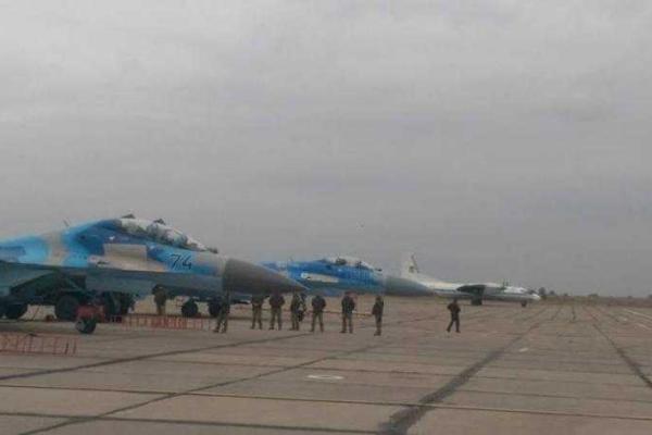 Порошенко взмыл в небо над Запорожьем на новом истребителе Су-27 Порошенко взмыл в небо над Запорожьем на новом истребителе Су-27