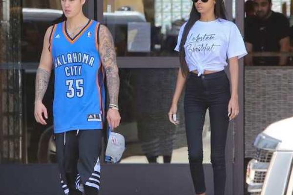 Папарацци поймали в кадр голого Джастина Бибера на отдыхе на Бора-Бора