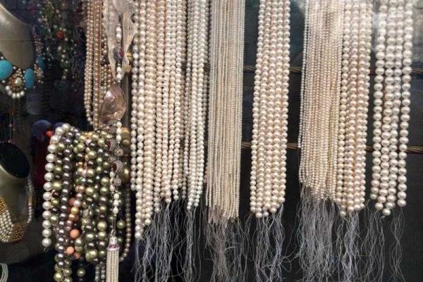 Бочкала показал магазинчик в Дамаске, где отовариваются российские военные 