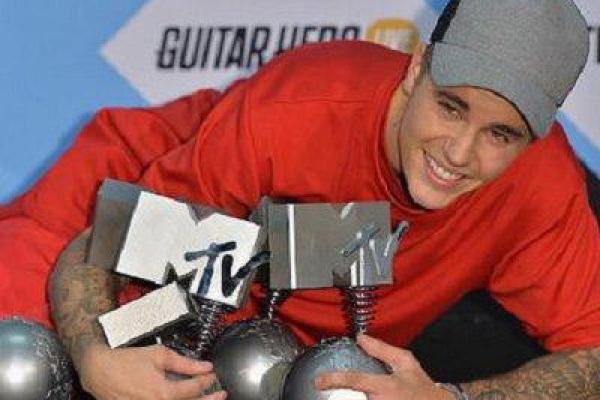 Хулиган Джастин Бибер стал победителем в пяти номинациях MTV EMA