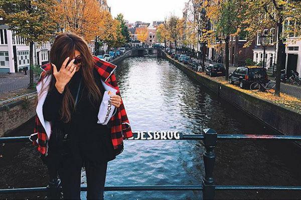 Алена Водонаева отдыхает с любимым в Амстердаме