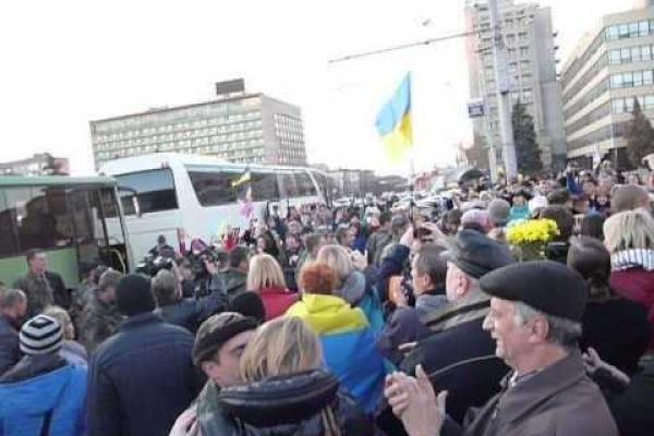 Украинские активисты объявили в соцсетях патриотический флешмоб "Герої повертаються додому" Украинские активисты объявили в соцсетях патриотический флешмоб "Герої повертаються додому"