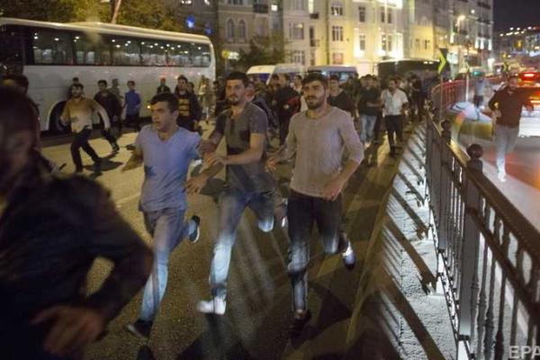 Жители Стамбула вышли на улицы на масштабную акцию протеста в связи с кровавым терактом в Анкаре Жители Стамбула вышли на улицы на масштабную акцию протеста в связи с кровавым терактом в Анкаре