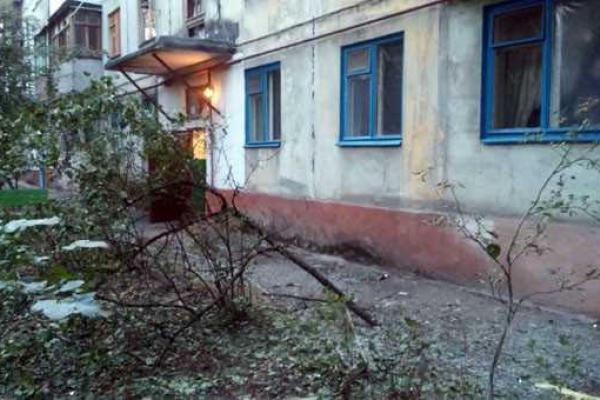 Жителей Мариуполя разбудил громкий взрыв: в жилой дом выстрелили из гранатомета