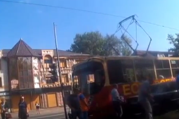 Лихие боевики на БТР с пиратским флагом заблокировали движение в Донецке Лихие боевики на БТР с пиратским флагом заблокировали движение в Донецке