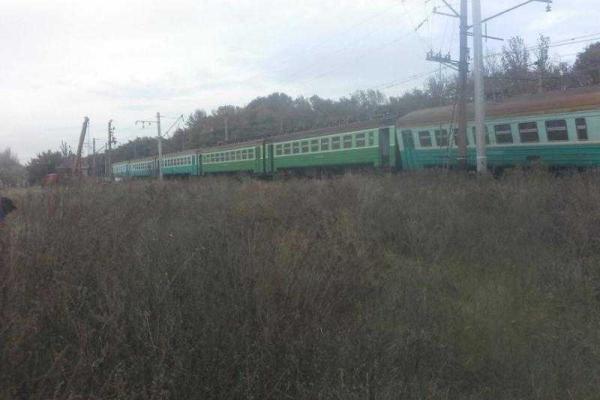 ЧП на железной дороге: в "ДНР" поезд сбил авто и сошел с рельсов