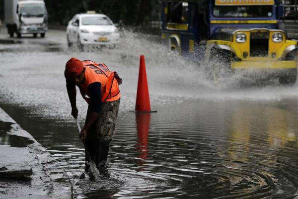 Тайфун, терроризирующий территорию Филиппин, отступил, забрав в неизвестность рыбацкие судна с экипажами Тайфун, терроризирующий территорию Филиппин, отступил, забрав в неизвестность рыбацкие судна с экипажами