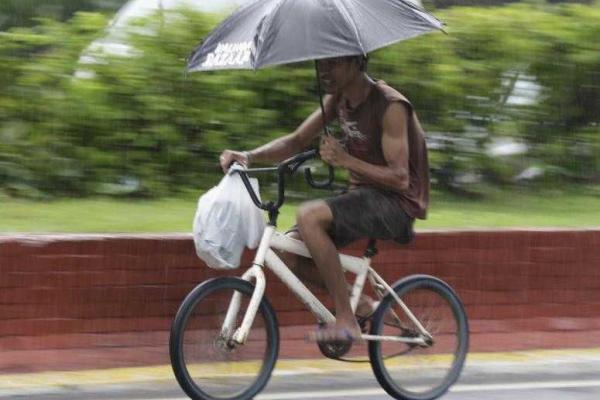 Тайфун, терроризирующий территорию Филиппин, отступил, забрав в неизвестность рыбацкие судна с экипажами Тайфун, терроризирующий территорию Филиппин, отступил, забрав в неизвестность рыбацкие судна с экипажами