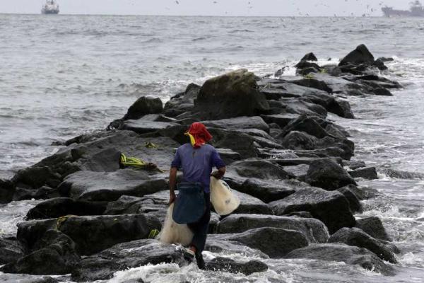 Тайфун, терроризирующий территорию Филиппин, отступил, забрав в неизвестность рыбацкие судна с экипажами Тайфун, терроризирующий территорию Филиппин, отступил, забрав в неизвестность рыбацкие судна с экипажами