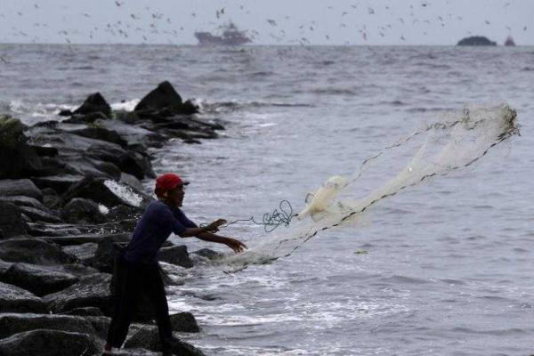 Тайфун, терроризирующий территорию Филиппин, отступил, забрав в неизвестность рыбацкие судна с экипажами Тайфун, терроризирующий территорию Филиппин, отступил, забрав в неизвестность рыбацкие судна с экипажами
