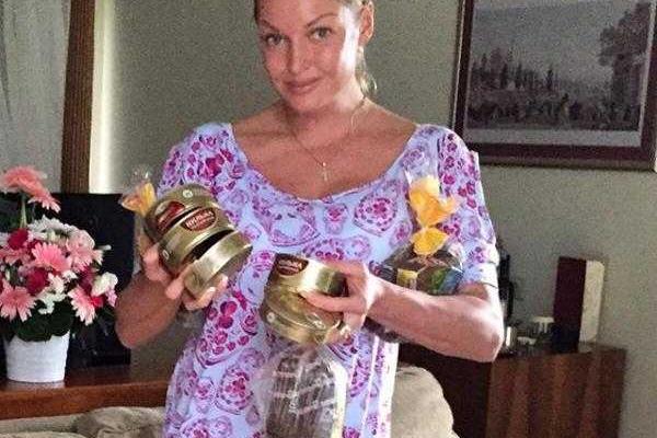 Балерину Волочкову на турецкой таможне спасли пуанты и фирменные футболки 