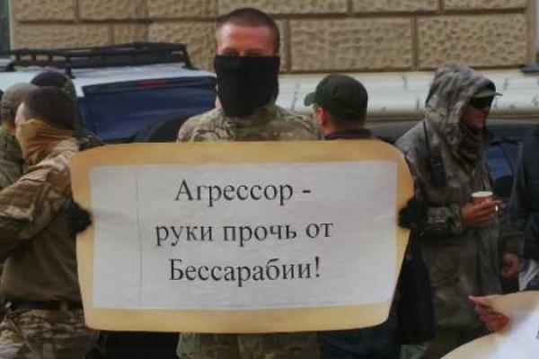 Накануне активисты "Правого сектора" блокировали одесскую гостиницу, сорвав мероприятие сепаратистов Накануне активисты "Правого сектора" блокировали одесскую гостиницу, сорвав мероприятие сепаратистов