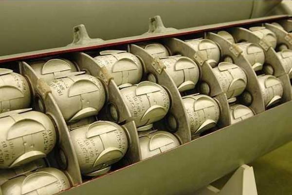 Россия поливает Сирию с воздуха кассетными бомбами, запрещенными международной конвенцией Россия поливает Сирию с воздуха кассетными бомбами, запрещенными международной конвенцией