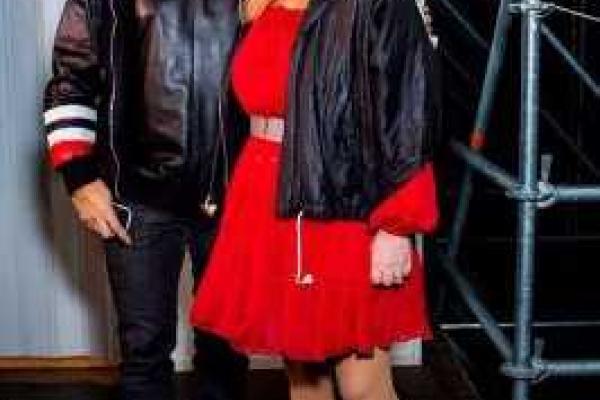 Шоумен Максим Галкин носит одежду с портретом звездной супруги