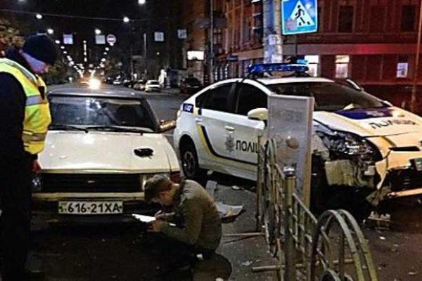 В Киеве патрульные полицейские разбили служебный автомобиль, попав в аварию В Киеве патрульные полицейские разбили служебный автомобиль, попав в аварию