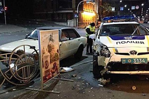 В Киеве патрульные полицейские разбили служебный автомобиль, попав в аварию В Киеве патрульные полицейские разбили служебный автомобиль, попав в аварию