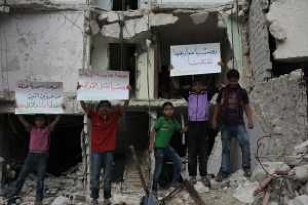 В Сирии местные жители вытирали ноги о трехцветный флаг РФ в знак протеста против убийств мирных людей В Сирии местные жители вытирали ноги о трехцветный флаг РФ в знак протеста против убийств мирных людей